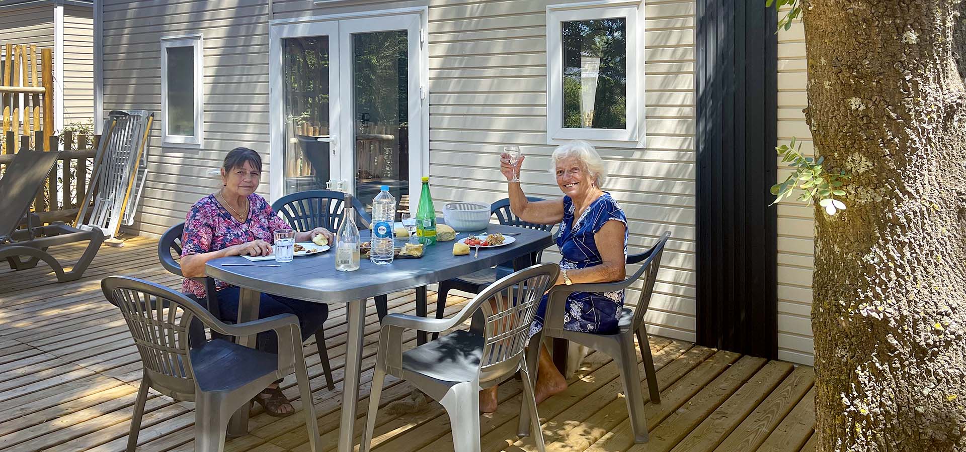 Camping porto vecchio bungalow 600 terrasse repas